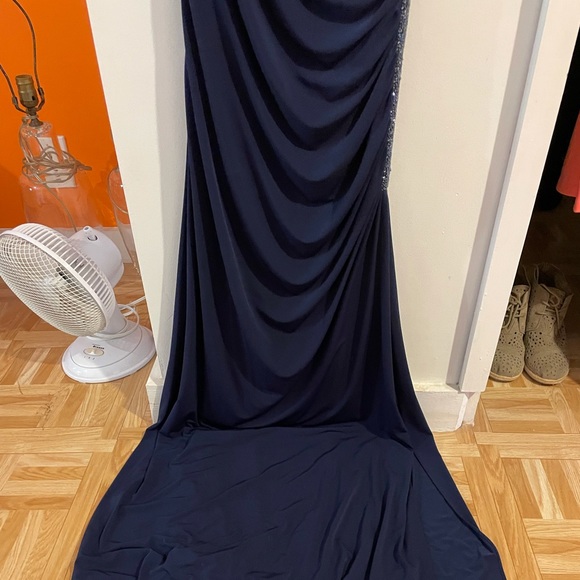 One shoulder Formal gown - Picture 2 of 6